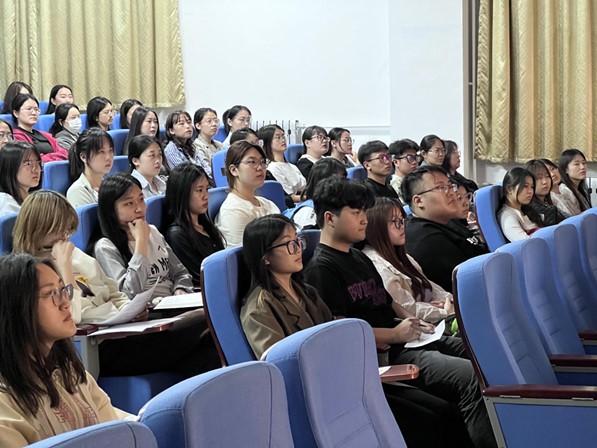 同学们认真听党课