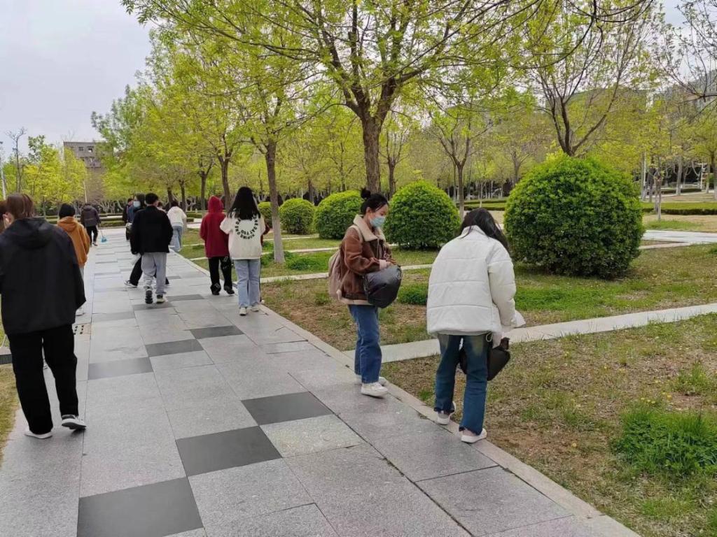 校园绿化带打扫活动剪影